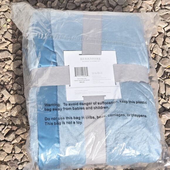 NIP Berkshire Velvety Plush Blanket Light Blue Twin 60"x 90" Soft - Picture 3 of 4